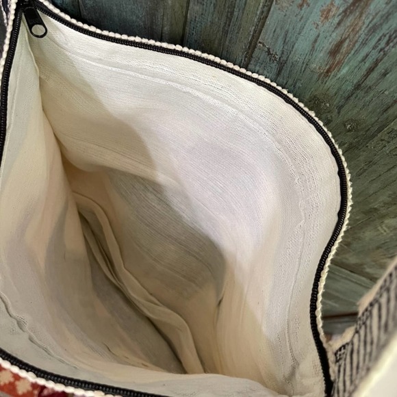 Peruvian 100% Soft Wool Alpaca Cross Body Bag. One zipper and fully lined inter - Picture 4 of 5